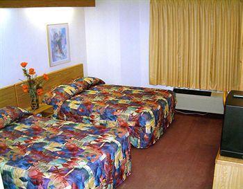 Select Stay Evans Room photo